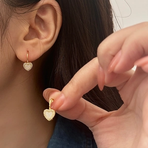Boucles d'oreilles cœur en or avec nacre blanche et zircons micro-incrustés