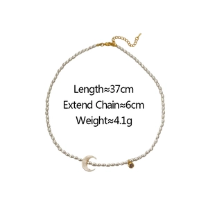 Vue détaillée du collier de perles avec croissant montrant la longueur de 37cm plus 6cm