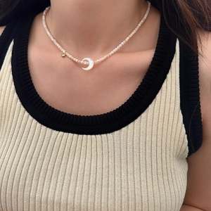 Collier de perles élégant avec pendentif en forme de lune et petit charme doré en zircon