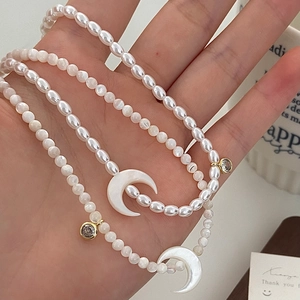 Élégant collier de perles avec pendentifs en croissant de lune et breloques en cristal