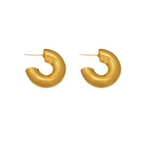 Boucles d'oreilles créoles dorées minimalistes en C avec un design industriel moderne