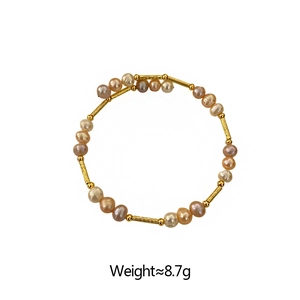 Detail von Naturperlenarmband mit goldenen Metallröhren und 8,7 g Gewichtsangabe