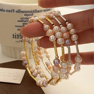 Elegante Natur-Süßwasserperlenarmbänder mit goldenen und silbernen Metallelementen im Bambus-Stil
