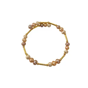 Elegantes Naturperlenarmband in Rosa und Lila mit goldfarbenen Metallelementen für Damen