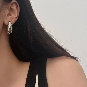 Orecchini a goccia in argento lucido da donna con design metallico audace e minimalista