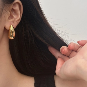 Orecchini a goccia in oro lucido per donna con finitura in metallo minimalista
