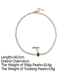Détail du collier de perles avec pendentif en cristal noir montrant la longueur de 36,5 cm