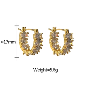 Dettaglio orecchini a cerchio in zirconi dorati con misure di 17mm e peso di 5,6g
