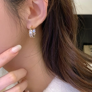 Eleganti Orecchini A Cerchio A C Con Zirconi Cubici E Perno In Argento Sterling 925 Rame Intarsiato Per Donna