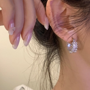 Eleganti orecchini a cerchio in argento con zirconi marquise e motivo a stella