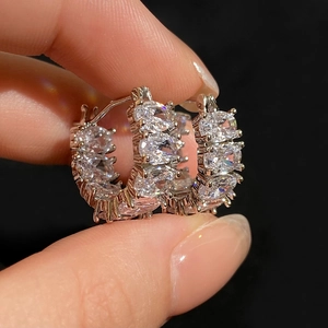 Orecchini a cerchio placcati in argento con zirconi cubici e taglio ovale brillante