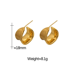 Macro detail of gold C-shaped earrings with 18mm diameter and 8.1g weight specs