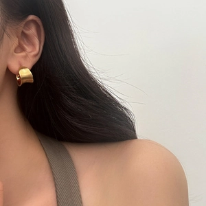 Minimalist gold-plated irregular C-shape wide hoop earrings with a matte vintage finish