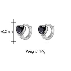 Détail de boucles d'oreilles huggies en forme de cœur avec zircon noir, 12mm