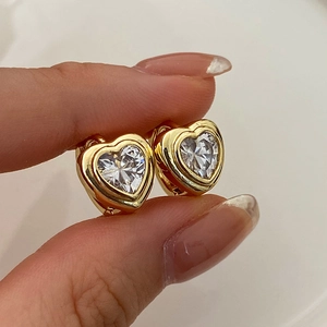 Élégantes boucles d'oreilles cœur dorées avec des pierres de zircon étincelantes