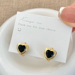 Vue détaillée des boucles d'oreilles cœur vintage français avec zircon noir et cerceaux dorés