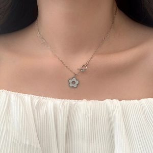 Detailaufnahme einer eleganten Blumenkette mit weißen Blütenblättern und OT-Verschluss