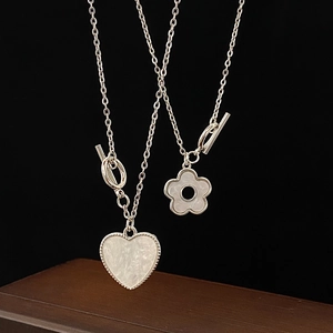 Elegantes silbernes OT-Verschluss-Halskettenset mit Herz- und Blumenanhängern aus Muschel