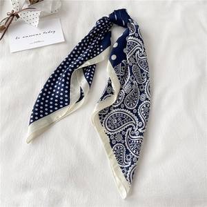 Foulard en soie bleu marine à pois et paisley, carré de 70 cm sur tissu blanc texturé