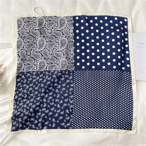 Vue détaillée d'un foulard en soie de 70cm avec motifs paisley et pois en damier