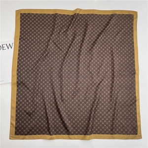 Elegante foulard quadrato in seta marrone e oro con raffinato motivo a monogramma