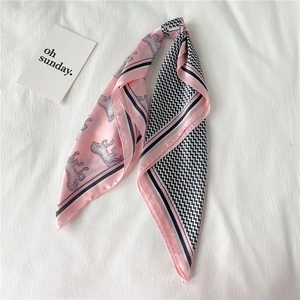 Sciarpa di seta moderna con motivo leopardato rosa e design geometrico a zigzag bianco e nero