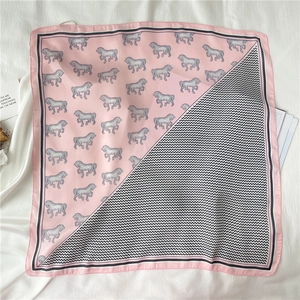 Foulard quadrato in seta rosa e grigio con stampa cavallo e motivo chevron su bianco
