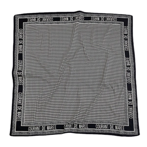 Classico foulard quadrato in seta con motivo pied de poule bianco e nero e bordo