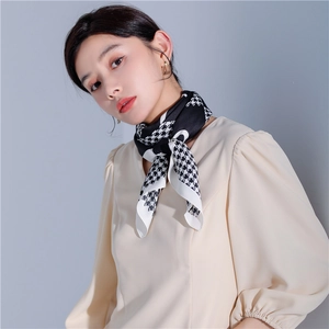 Dettaglio di un elegante foulard in seta pied-de-poule bianco e nero con finitura satinata