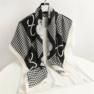 Elegante foulard in seta bianco e nero con motivo pied de poule e stampa floreale