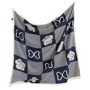 Sciarpa a scacchi blu navy e bianchi con motivi floreali di camelia e stampa pied de poule