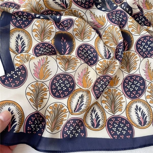 Gros plan d'un foulard en soie à fleurs semi-transparent avec une texture légère