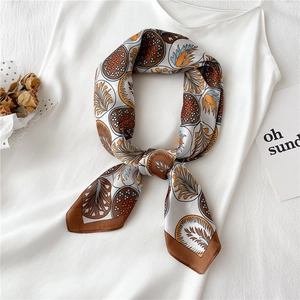 Foulard en soie à motif feuilles rétro et pois, noué avec élégance sur un caraco blanc