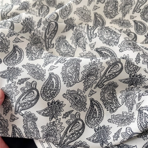 Vue macro détaillée du tissu à imprimé paisley vintage blanc cassé texture lisse