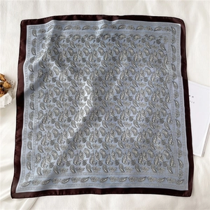 Carré en soie Morandi bleu clair avec motif paisley et bordure marron à plat
