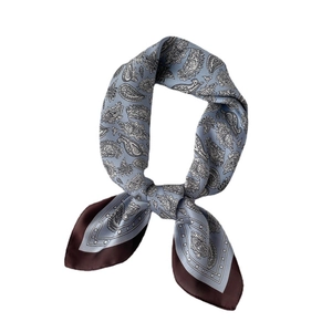 Foulard en soie Morandi gris-bleu avec motif cachemire et bordure contrastée élégante