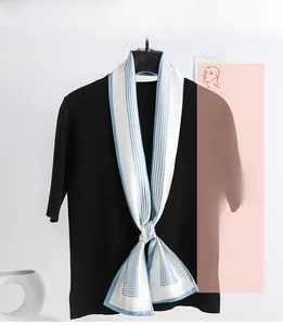 Gros plan du foulard en soie à rayures bleues et blanches noué sur un mannequin noir