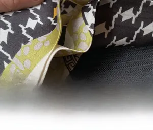 Détail macro d'une écharpe en soie double couche avec motif pied-de-poule classique