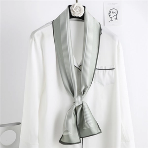 Élégant foulard twilly vert pâte de haricot à rayures sur un col de chemise blanc