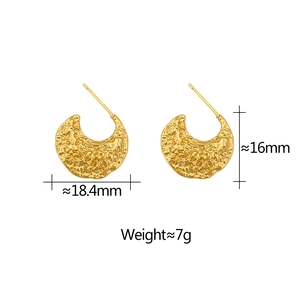 Détail macro de créoles dorées martelées avec dimensions 18,4 mm de largeur et 16 mm de hauteur