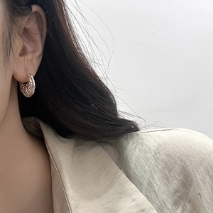 Boucles d'oreilles créoles argentées avec texture martelée et fini vintage