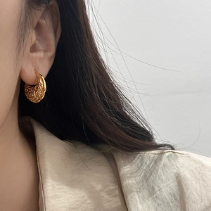 Boucles d'oreilles créoles dorées vintage avec texture martelée et effet métal de lave