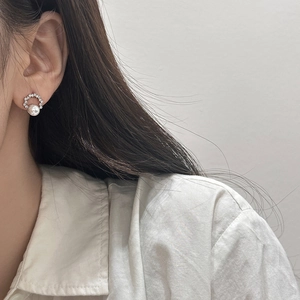 Elegant silver stud earrings with zirconia and large white pearls for a classic luxury look