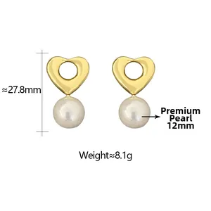 Détail des boucles d'oreilles cœur dorées avec perles blanches et dimensions précises
