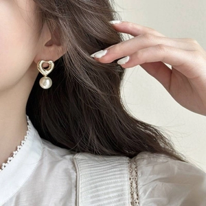 Boucles D'oreilles Pendantes Künstliche Perles Coeur Creux Vintage Français Avec Tige En Cuivre Bijoux Élégants Pour Femmes
