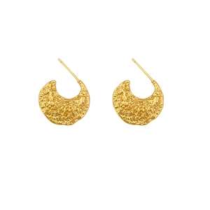 Créoles dorées vintage avec texture en métal martelé et design croissant minimaliste