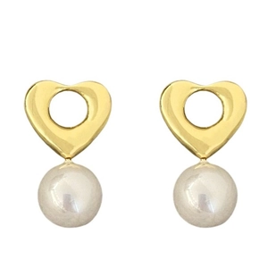 Boucles d'oreilles cœur vintage dorées avec d'élégantes perles blanches rondes