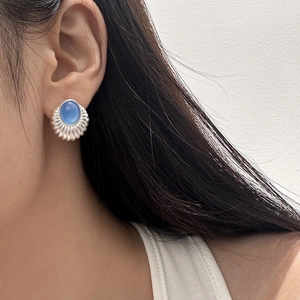 Boucles d'oreilles vintage avec pierre œil-de-chat bleue et bordure argentée ciselée