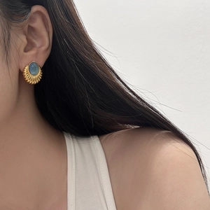 Boucle d'oreille vintage dorée avec pierre œil-de-chat bleue et bordure coquillage