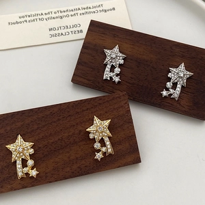 Exquisite star-shaped stud earrings with sparkling crystals in gold and silver finishes